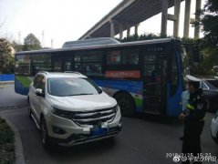 俩私家车不听劝阻违停  “卡死”公交车