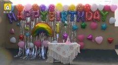 女子为狗狗办生日派对  12条狗狗聚一起庆祝