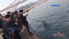 市民发现江里有辆车  一查竟是去年滑入江中的