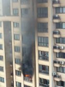 重庆一小区突发火情  大楼被黑烟笼罩