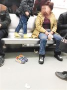 孩子千翻脚踩座位手拉吊环 家长不管