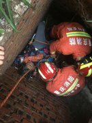 老人散步不慎掉落下水井 消防官兵成功救援