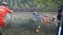 轿车侧翻水塘 众人涉水抬车救人