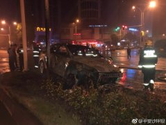 险！轿车撞上隔离墩自燃