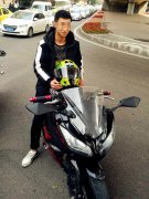 社会摩托哥耍帅“不要命” 遭民警拦下被教育