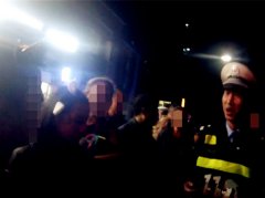 11岁女娃骑平衡车撞老人 自己却“哇哇”大哭起来