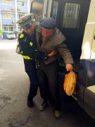 老人迷路摔倒在街头 民警暖心救助
