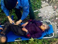 老人独自出门 意外被困垃圾站