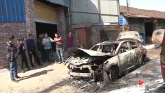 轿车停在院坝里 自燃烧成光架子