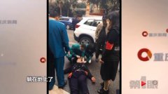 擦鞋老人横穿马路 被小车撞倒在地