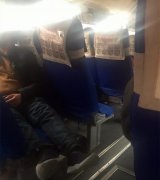 男子把公交车座椅当软卧 躺着沐浴阳光