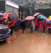 男子“踏河”送娃上学 鞋子全部被水淹没