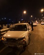 大货车违规变道酿事故  小车被撞原地180度转弯