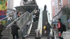 老两口扶梯上摔倒 多亏热心人伸出援手