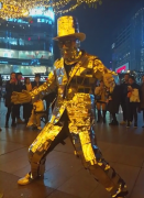 男子穿“盔甲银衣”在街头热舞 特立独行引围观