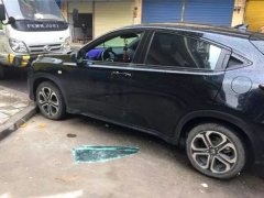 一夜之间车窗被砸 车内贵重物品不翼而飞