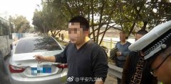 男子被别车后爆发“路怒症”   行车道上表演急刹车