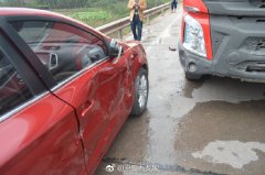 小车左转弯飞叉叉  遭遇直行大货车“亲密接触”