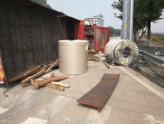 货车载物未固定  急转弯致侧翻