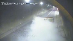 货车隧道内冒浓烟 高速执法人员紧急救援