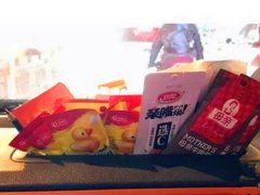 “滴滴车”变身移动小卖部 司机边开车边卖零食