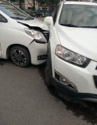 女司机左拐撞上直行车  现场留下一片水痕