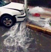 轿车失控撞上消防栓 水流漫延到路面上