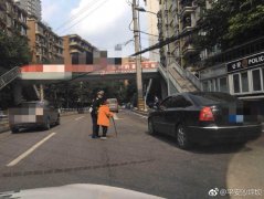 险！九旬迷路老人行走车流中