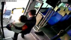 公交司机一个“熊抱” 温暖众人心