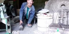 残疾男子爬行养蜂赡养近百岁盲父母：想让他们过得好一点