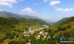 航拍三峡腹地美丽乡村红瓦白墙绕青山