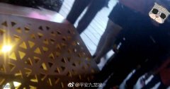 妈妈带两孩子逛街  带走小的忘记大的