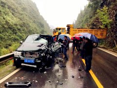 两车相撞现场惨烈 货车横断山路小车面目全非