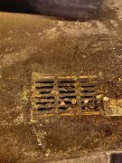剩菜泔水被摊主倒入排水道 街头景象令市民惊讶