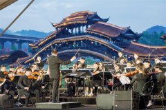 交响和鸣山海情 高铁飞驰连渝港“从香江到黔江——2025·渝港情深”交响音乐会璀璨启幕
